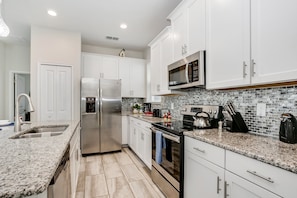 Villa (Amazing Storey Lake 5 Bedroom 5 Bath) | Private kitchen