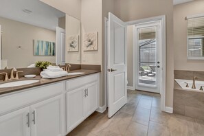 House (4566NARRA Storey Lake 9 BR Villa With) | Bathroom