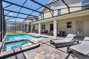 A covered outdoor pool area with lounge chairs and a hot tub. - Narra Villa Story Lake (Kissimmee)