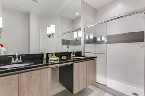 Apartment | Bathroom - Traquilty Way Villa Serenity (Clermont)