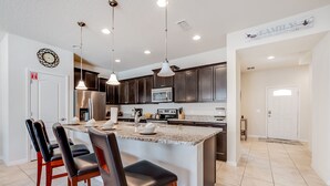 อพาร์ทเมนท์ | ครัวส่วนตัว | เก้าอี้กินข้าวสำหรับเด็ก
