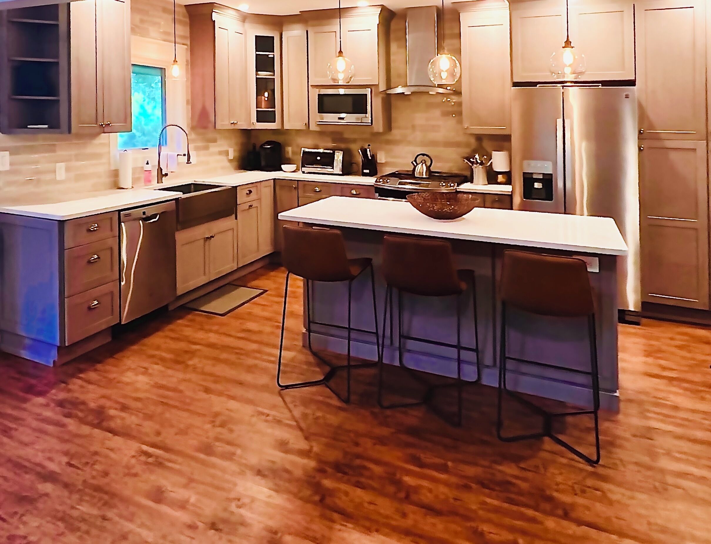 Jääkaappi, mikroaaltouuni, uuni, liesi