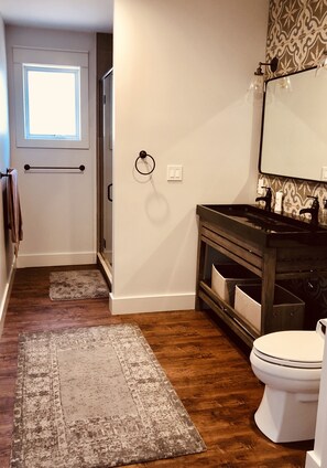 Dusche, Handtücher, Toilettenpapier