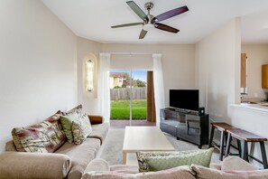 Appartement (1144CALABRIA) | Woonkamer | Een flatscreentelevisie