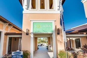 L’entrée du complexe Solara Resort est clairement indiquée par un chemin qui mène au bâtiment principal.