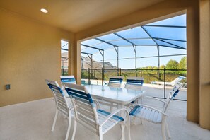 Villa | Outdoor dining