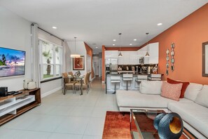 Appartement | Woonkamer | Een flatscreentelevisie