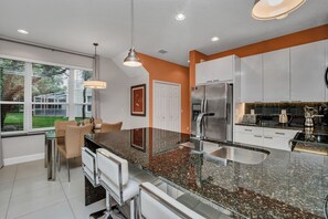 Appartement | Privékeuken | Een kinderstoel