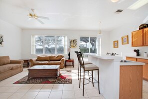 Villa (1418PINE ) | Woonkamer | Een flatscreentelevisie