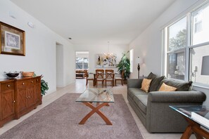 Villa (1418PINE ) | Woonkamer | Een flatscreentelevisie