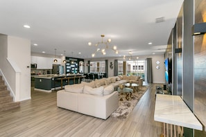 House (6125BROAD) | Living room | Flat-screen TV - Broadoak Drive villa Solterra 5 (Davenport)