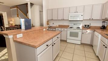 Villa (353 GLEN) | Private kitchen