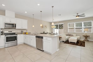 Apartment | Private kitchen - Crown Villa Compass Bay (Kissimmee)
