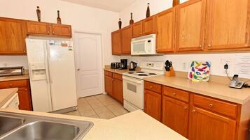 Villa (1812 NHD) | Private kitchen | Fridge, microwave, dishwasher, coffee/tea maker