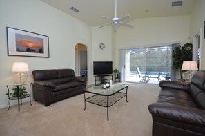 別墅 (193RWC Luxury 5 Bed Pool Villa ) | 客廳 | 平面電視、 DVD 播放機