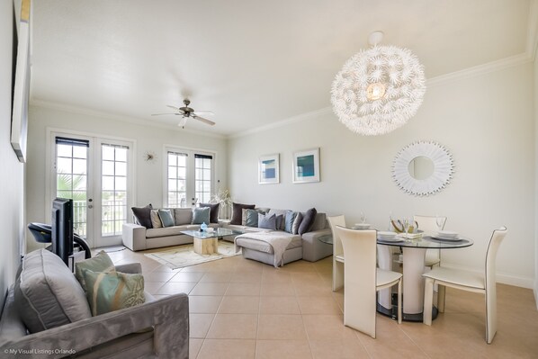 Condo (7468ED) | Sala de estar | Televisión de pantalla plana 