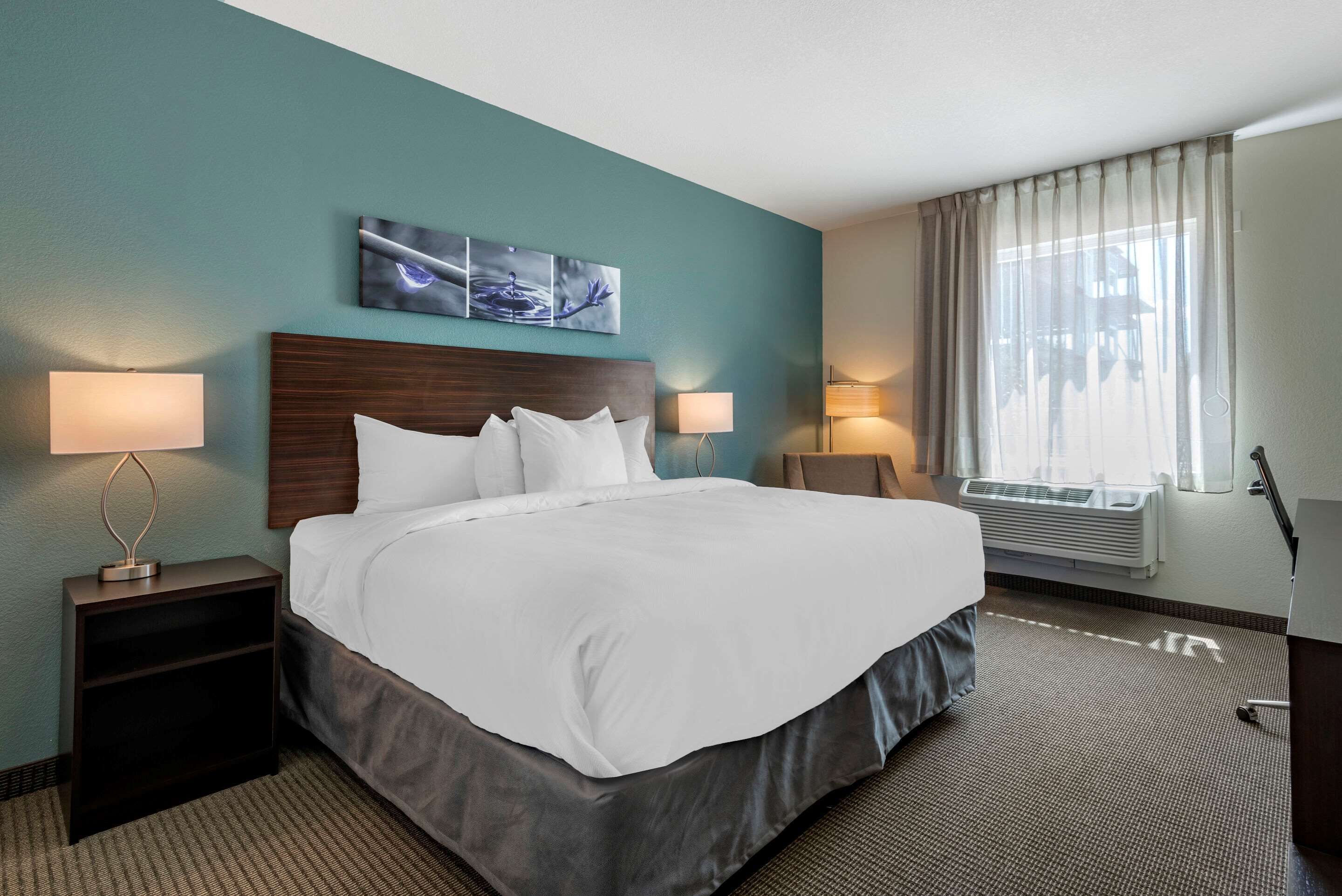 Een bureau, een strijkplank/strijkijzer, gratis wifi, beddengoed