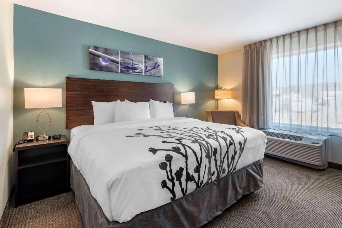 Desk, iron/ironing board, WiFi (free), bed sheets