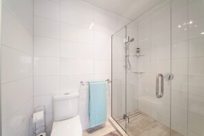 Een douche, een haardroger, handdoeken, zeep