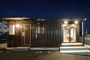 Fassade der Unterkunft – Abend/Nacht