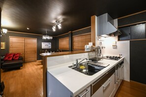 Maison familiale | Cuisine partagée | Réfrigérateur, bouilloire électrique, chaise haute