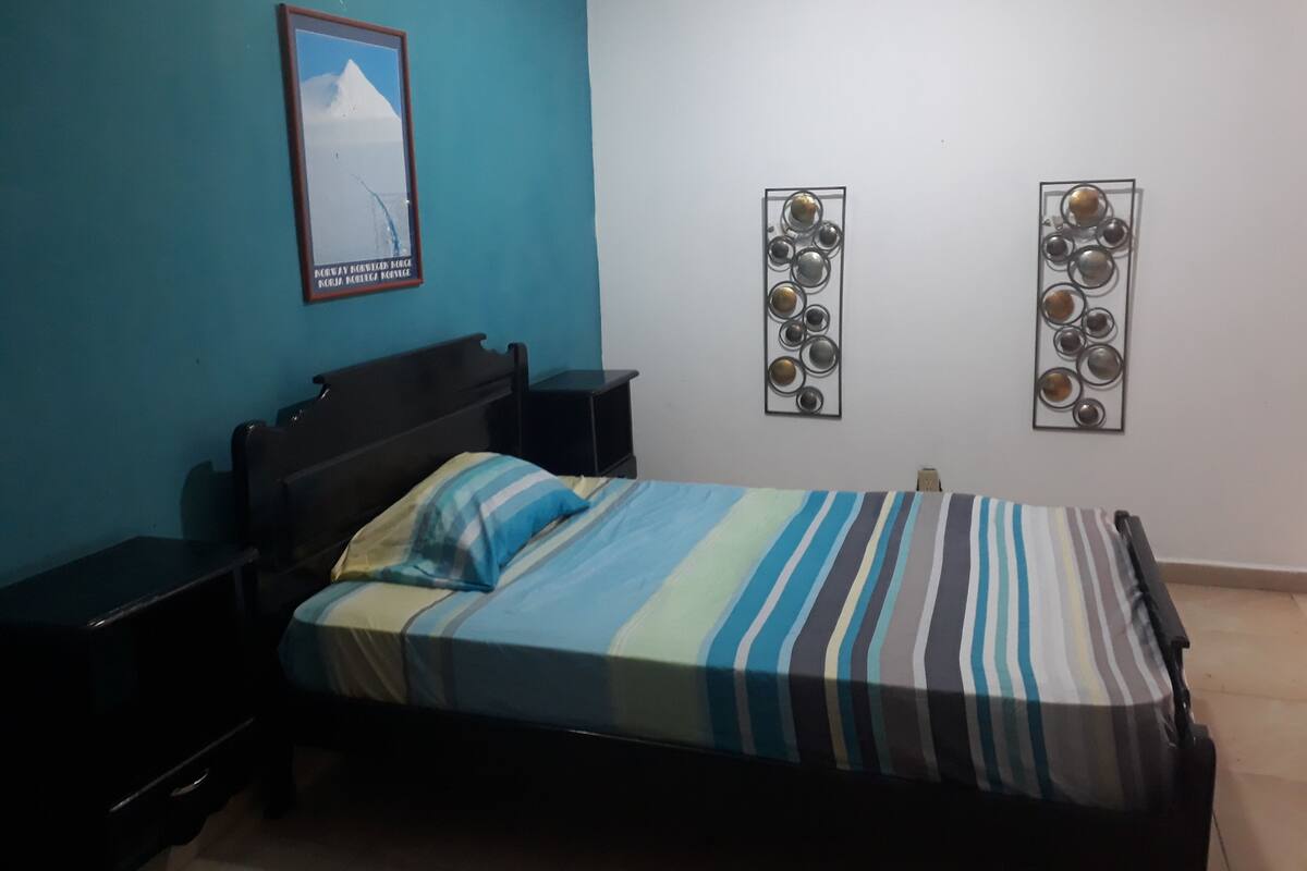 Habitación doble | Escritorio, espacio para trabajar con laptop y ropa de cama