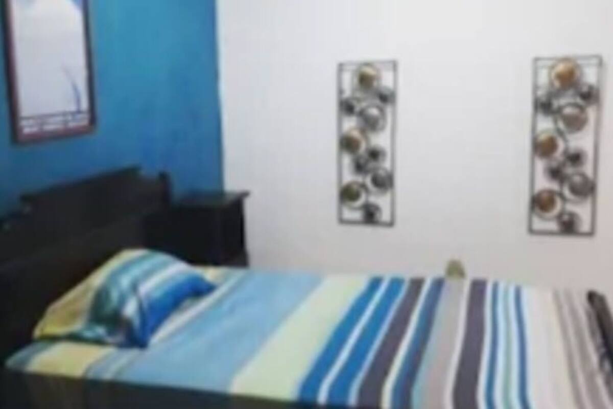 Escritorio, espacio para trabajar con laptop y ropa de cama