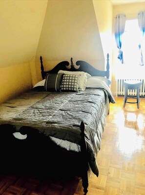 2 室のベッドルーム、デスク、アイロン / アイロン台、WiFi