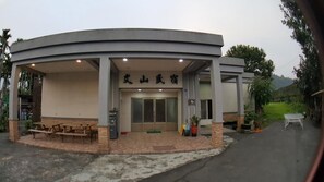 A building with a sign reading "山民宿". - Wen Shan (Yuchi)
