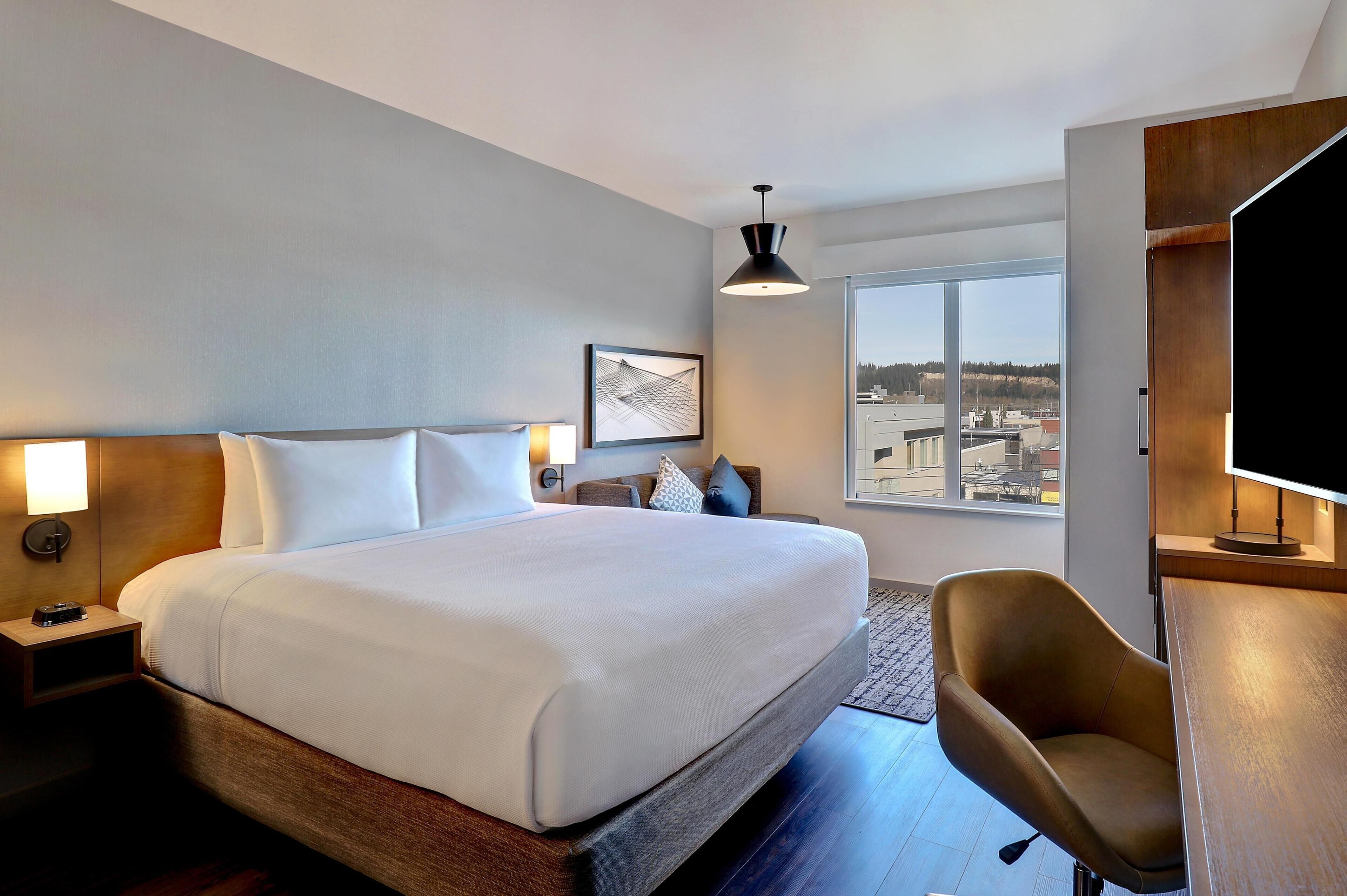 Brankas, meja kerja, ruang kerja ramah laptop, dan setrika/meja setrika