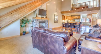 Condo Penthouse avec vue sur la montagne et piscine / bain à remous partagés - à proximité de l'accÚs aux pistes de ski!