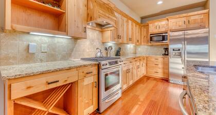 Penthouse condo w/mountain views & shared pool/hot tub - close to ski access