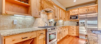 Penthouse condo w/mountain views & shared pool/hot tub - close to ski access