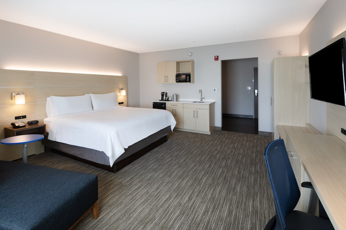 1 bedroom, hypo-allergenic bedding, pillowtop beds, in-room safe