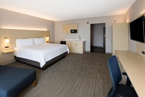 Hypo-allergenic bedding, pillow-top beds, in-room safe, desk - Holiday Inn Express & Suites Ft Myers Beach-Sanibel Gateway by IHG (Fort Myers Beach)