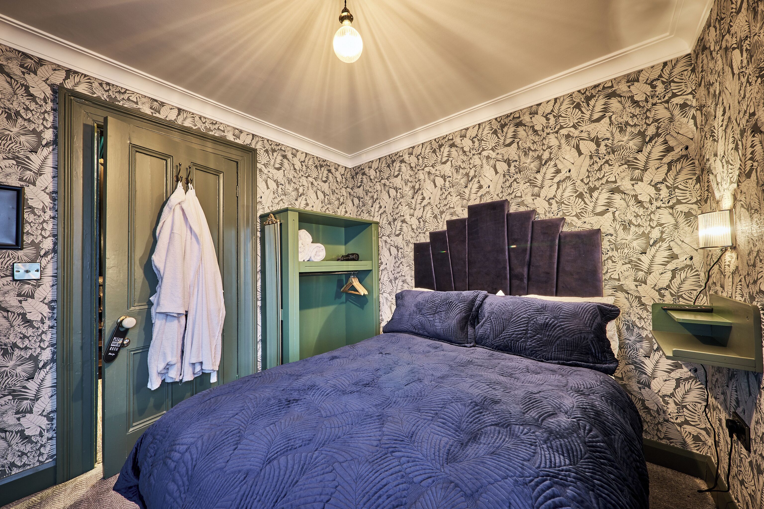 WiFi (無料)、ベッドシーツ