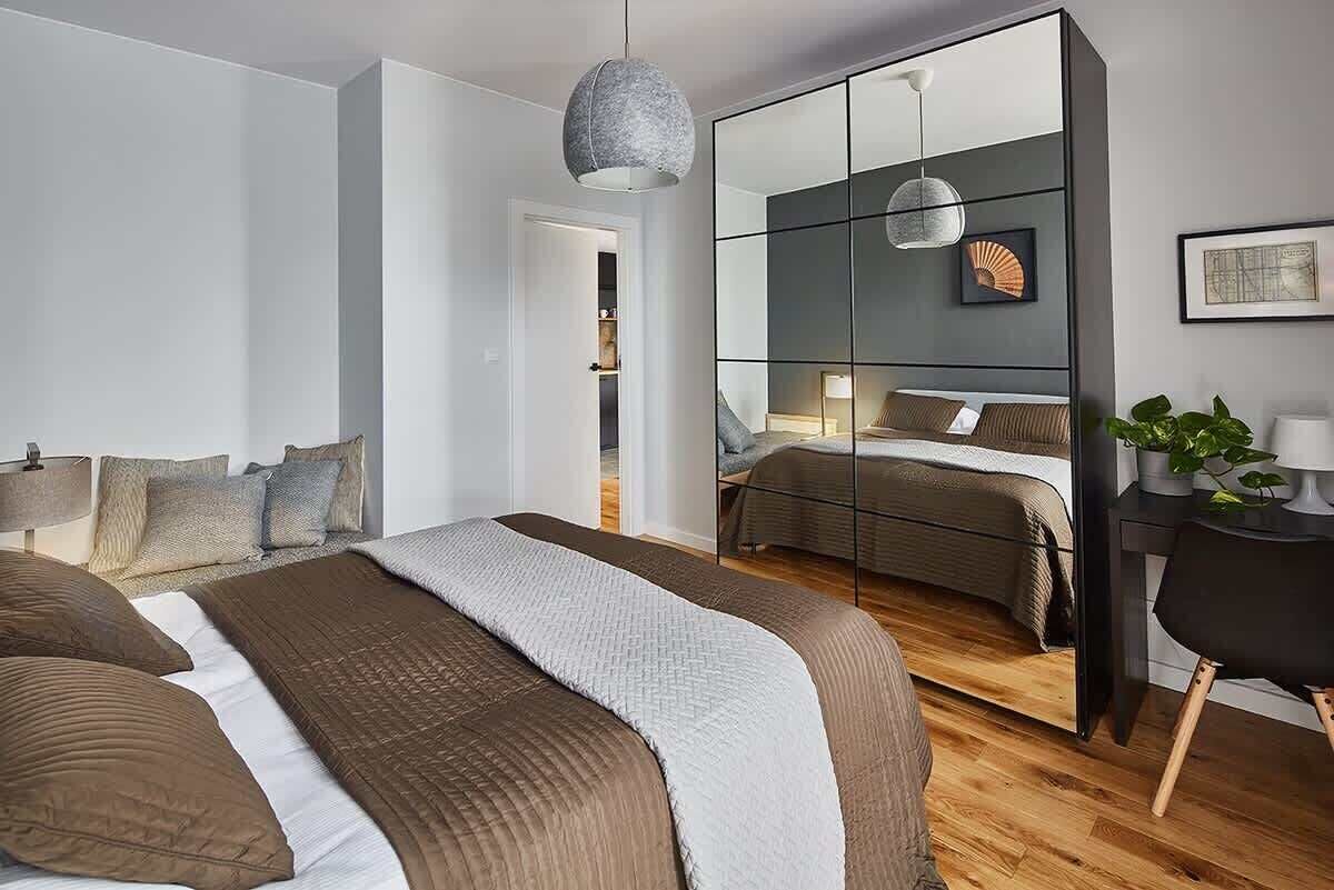 1 dormitorio, escritorio, tabla de planchar con plancha y cuna de viaje