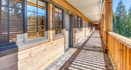 Mountain condo w/ gas fireplace, shared pool, hot tub, sauna & easy ski access