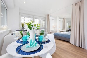 Dining - Air-conditioned Studio with a View | 13 m to the Metro (Warszawa)