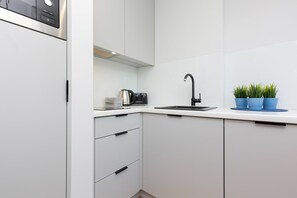 Réfrigérateur, micro-ondes, plaque de cuisson, lave-vaisselle