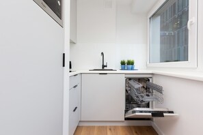 Fridge, microwave, stovetop, dishwasher - Świętokrzyska 35 Warsaw | Cozy Studio with Air conditioning (Warszawa)