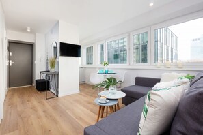 TV, offices - Air-conditioned Studio with a View | 13 m to the Metro (Warszawa)