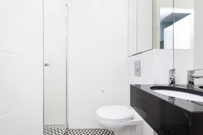 Shower, hair dryer, towels, shampoo - Air-conditioned Studio with a View | 13 m to the Metro (Warszawa)