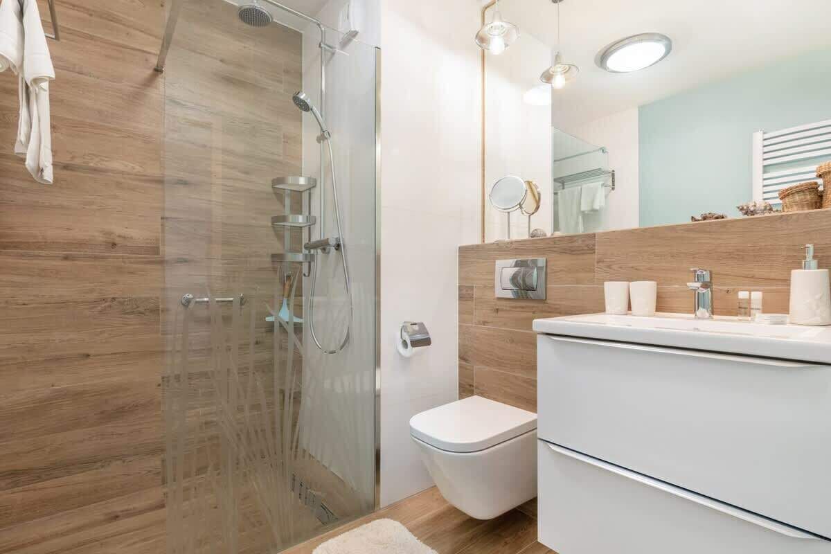 Shower, free toiletries, hair dryer, towels