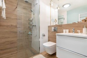 Suihku, ilmaiset hygieniatuotteet, hiustenkuivaaja, pyyhkeet