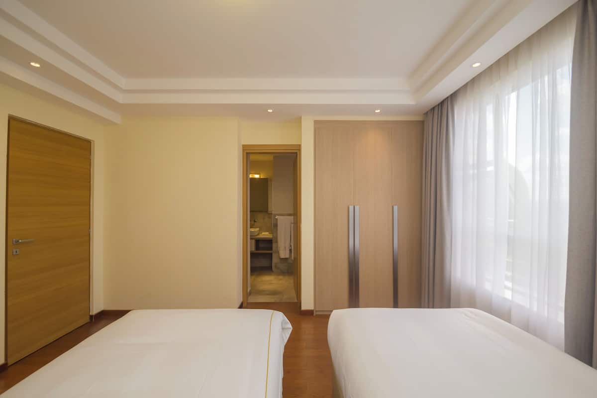 2 bedrooms, in-room safe, desk, laptop workspace