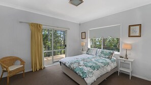 5 bedrooms, iron/ironing board, Internet - Birdsong - Great Family Home with Views (Avoca Beach)