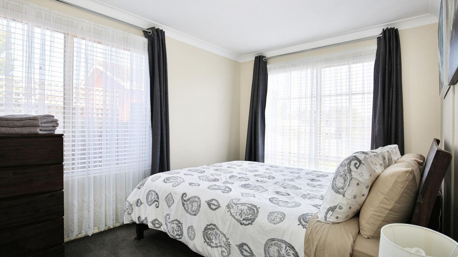 4 slaapkamers, een strijkplank/strijkijzer, reisbedje, gratis wifi