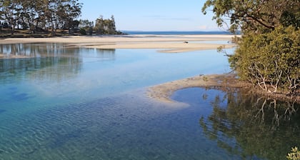 Kingfisher - Pet-Friendly - 10 Min Walk to Beach