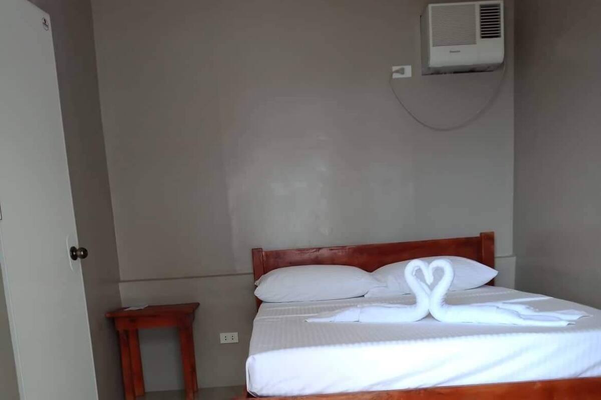 Studio 1 | Desk, laptop workspace, WiFi (free), bed sheets